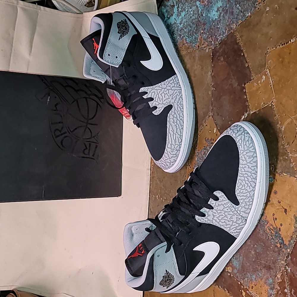 Jordan 1 Mid SE "Elephant Toe". Worn Once. Men's size 14